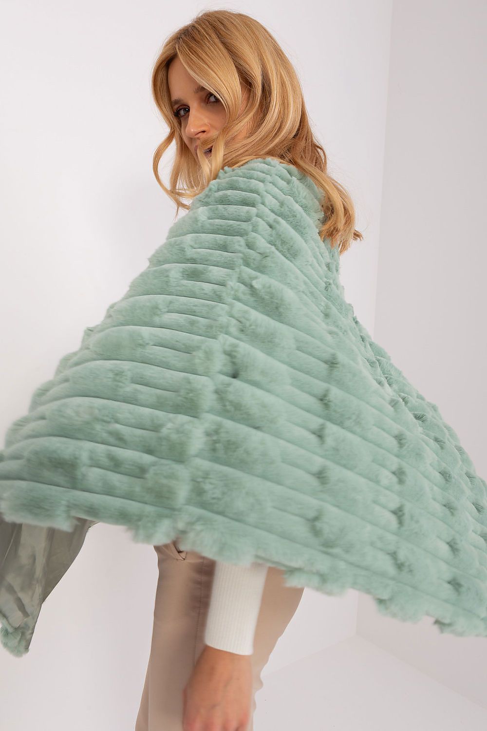 Poncho model 190862 AT