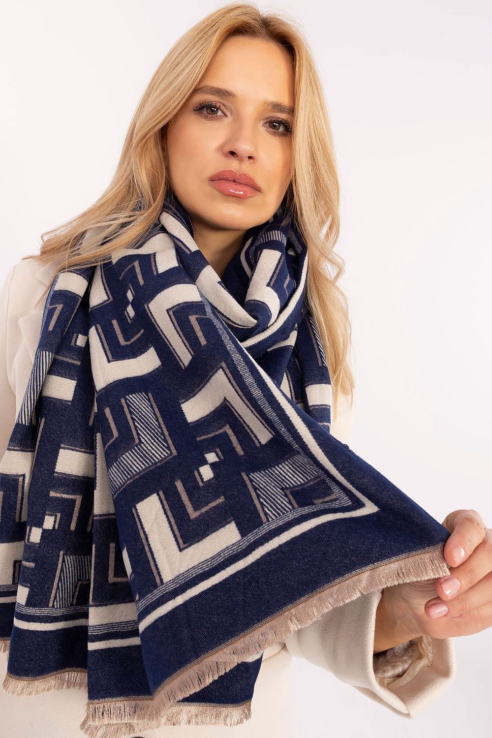 Shawl model 205966 AT